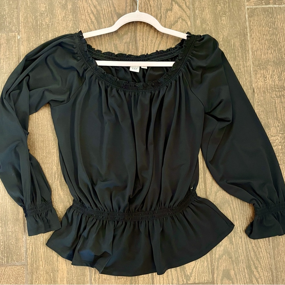 GAP Women’s black top size M Tall